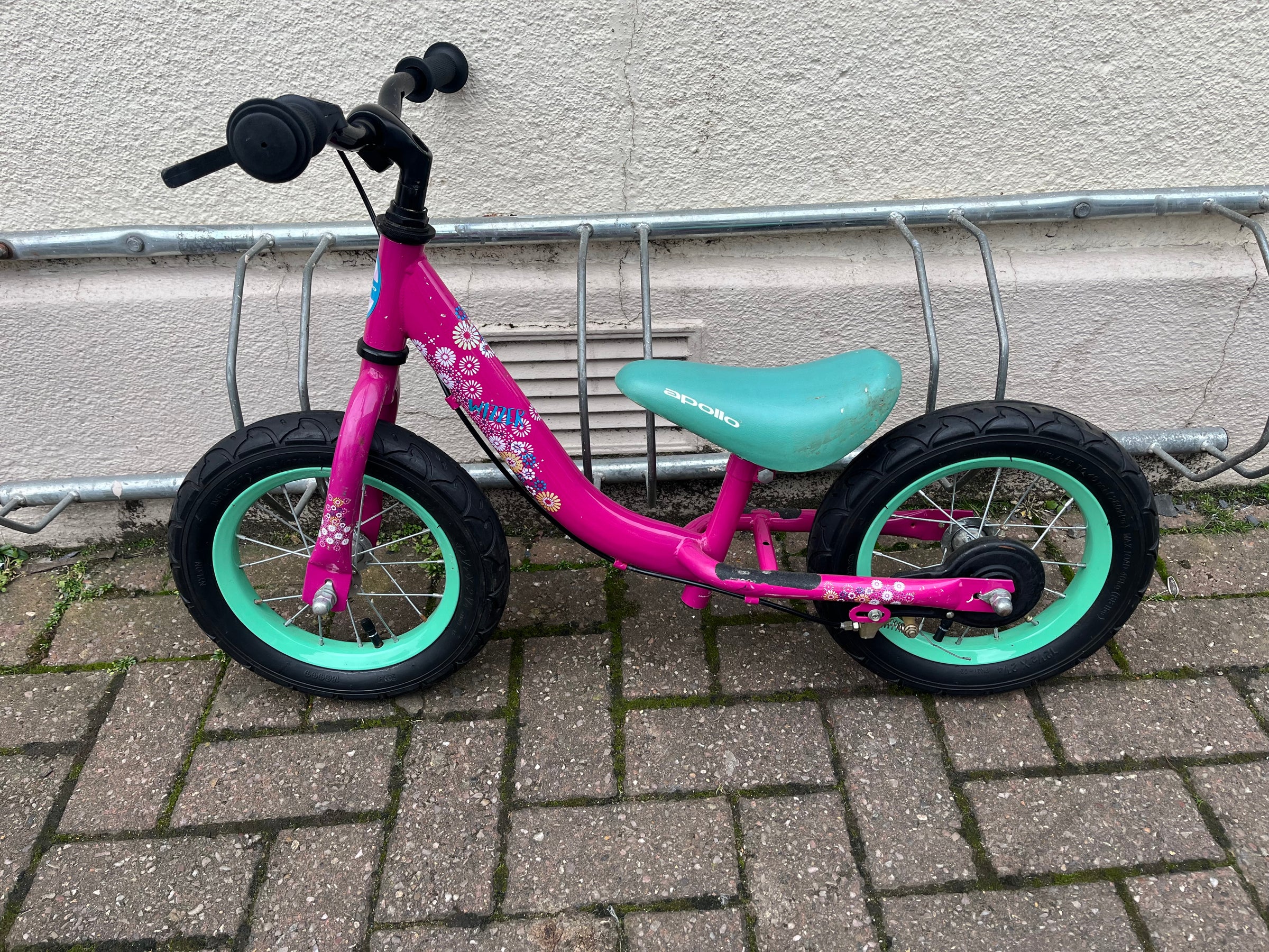 Apollo Glitz 18 Inch Bike With Stabilisers Halfords Halfords Childrens  Bikes Apollo Store